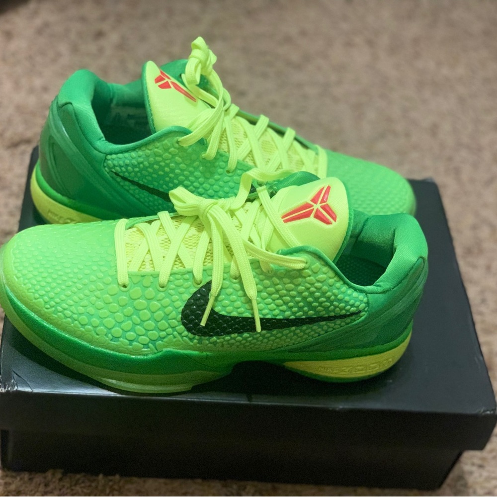 Kobe 6 size 8.5 Grinch Proto